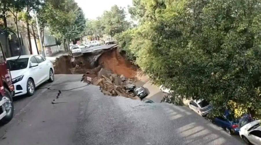 昆明西山区道路塌方 多车掉落坑中