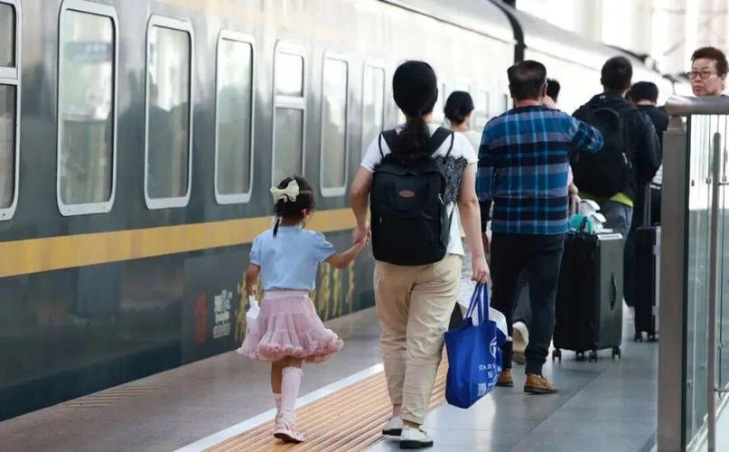 幼童登车掉入站台缝隙 乘警及时施救