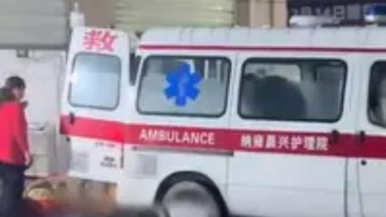 救护车亮警灯进店吃粉？当地回应