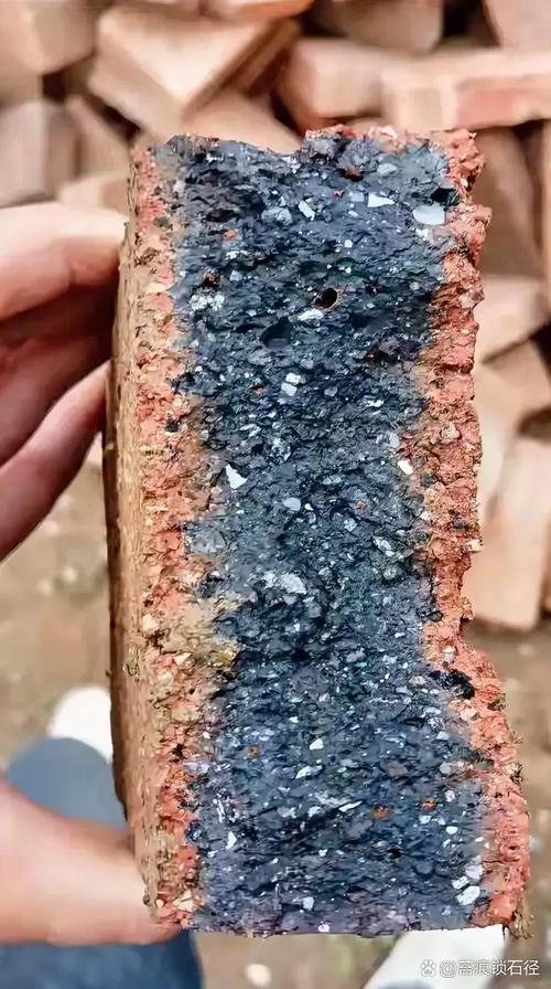 村民自建房砖块徒手可掰断引关注