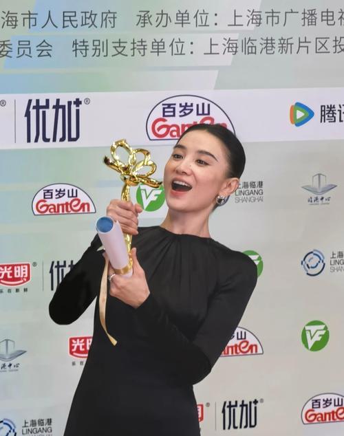 宋佳凭同一部剧集齐三大奖