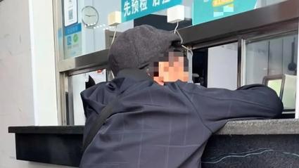 卫生院现丁义珍式窗口 老人半跪挂号引关注