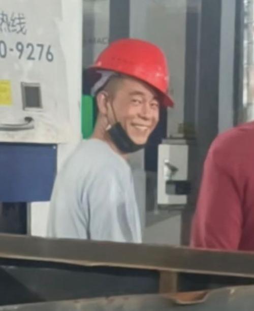 车间工人长相酷似陈小春引热议