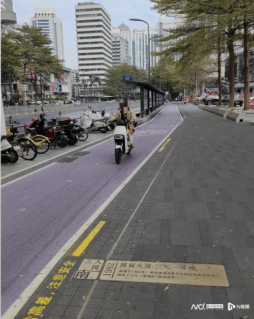 深圳宝安一人行道落差超20厘米引关注