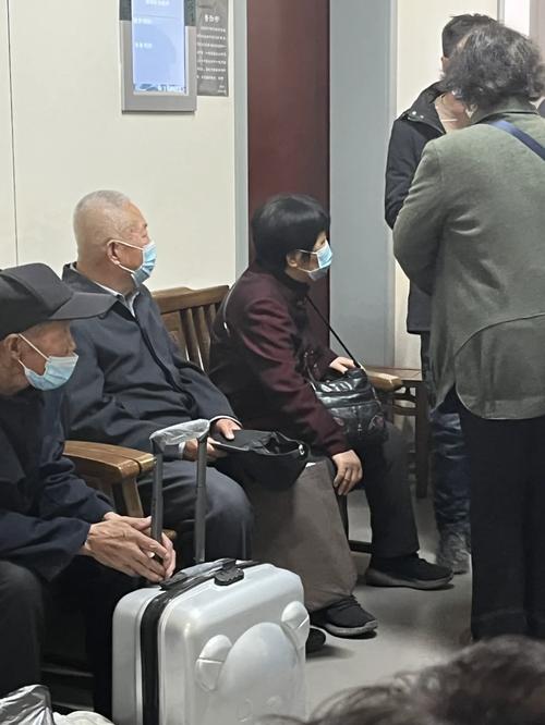 七旬老人跟风跑团半月加量至十公里 膝关节重度磨损就医