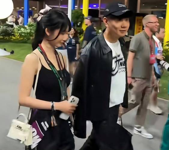 林俊杰牵手安抚七七不要害羞