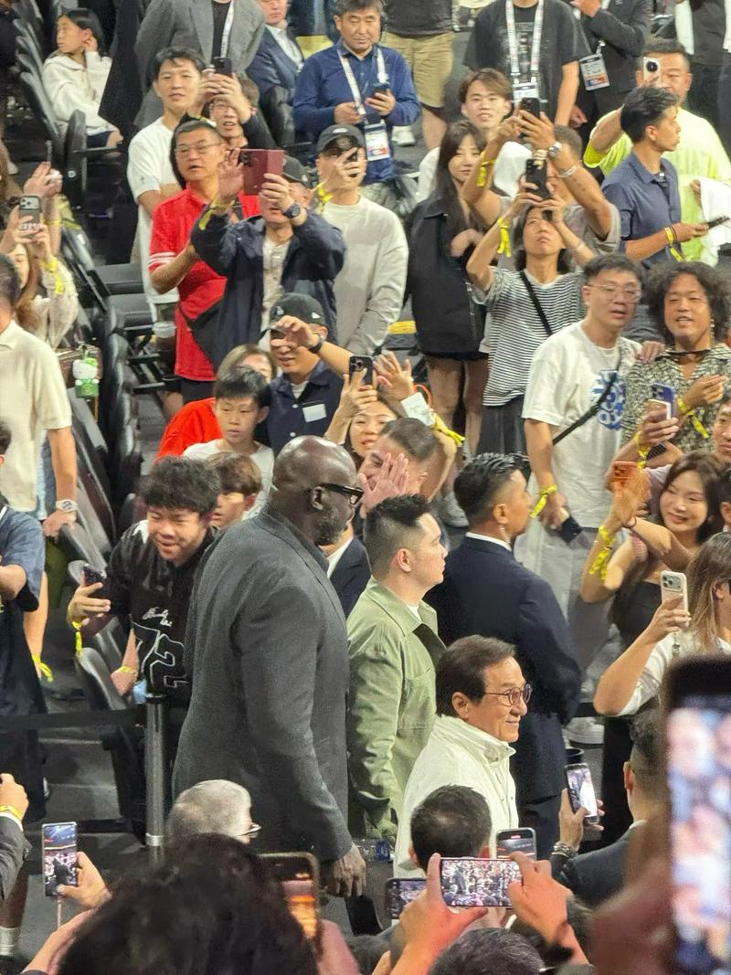 成龙现身NBA中国赛 教外国博主功夫动作