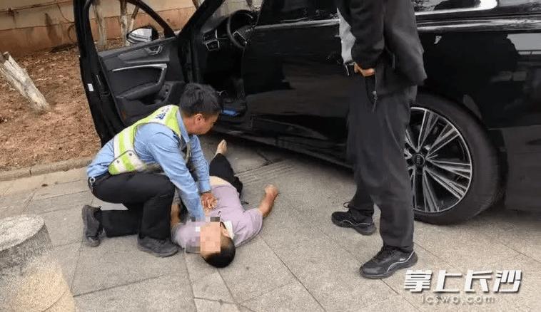 男子开车突发心梗昏迷 众人接力救援