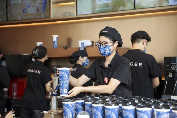 霸王茶姬流量狂欢下的一线员工压力