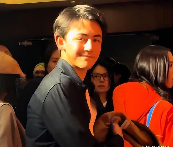 16岁诺一近照曝光,安娜发文庆生
