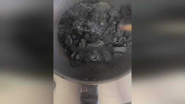 男子凌晨炖鱼睡着 醒来鱼已碳化