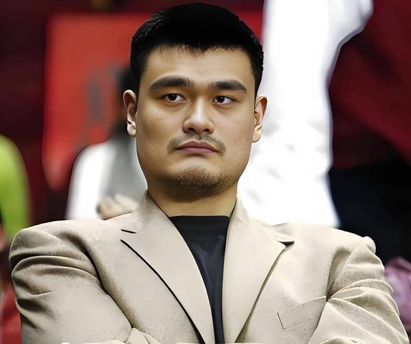 姚明自曝还在长个子，网友热议身高话题