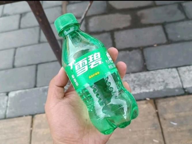 101岁老人爱喝可乐雪碧 整箱囤着喝