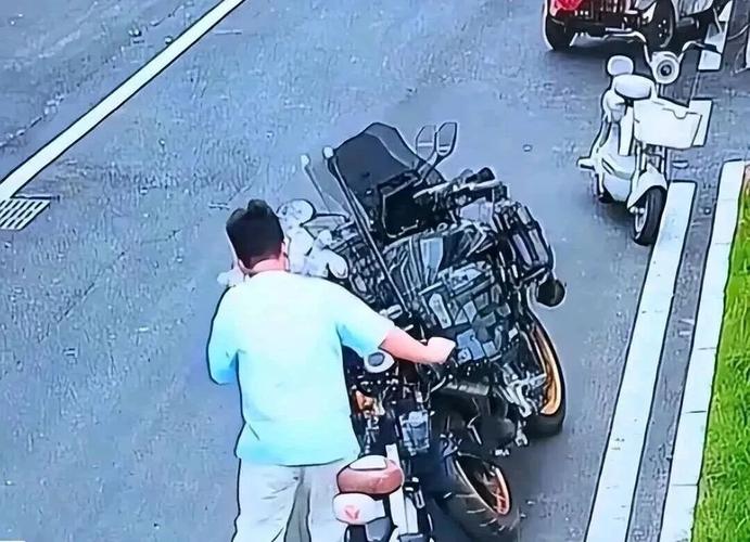 男孩撞倒摩托未逃 扶车20多次获车主谅解