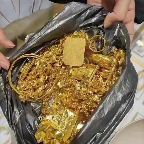 黄金饰品随垃圾被误扔 贵重物品保管引关注