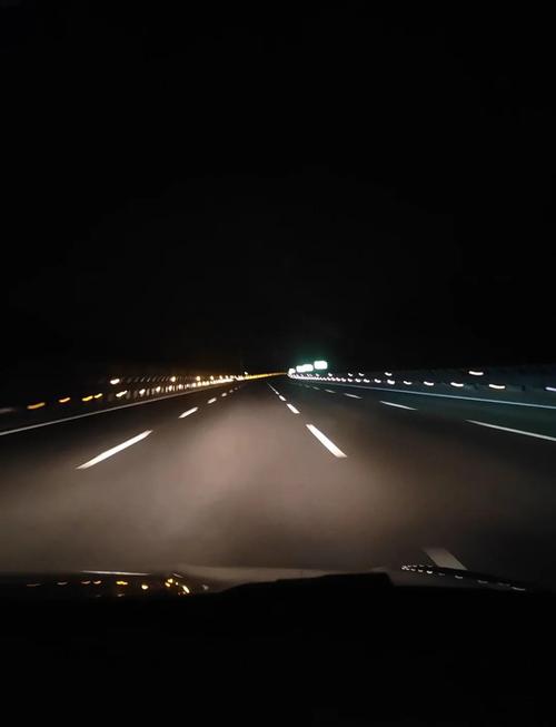 凌晨3点半高速全是车,错峰返程为何变同频