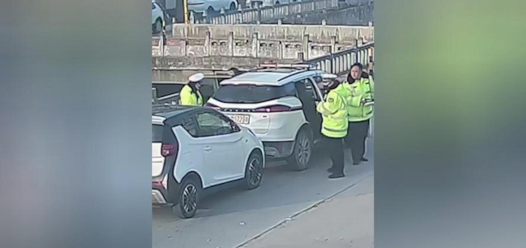 “老头乐”连撞警车 警方通报详情