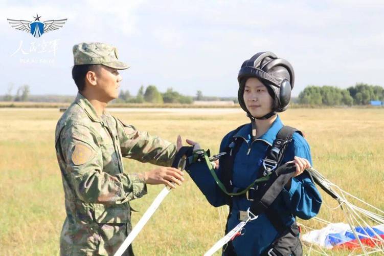 空军女飞行学员开展牵引升空跳伞训练