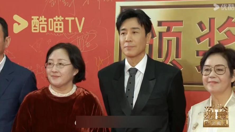 于和伟飞天奖红毯步履蹒跚引关注