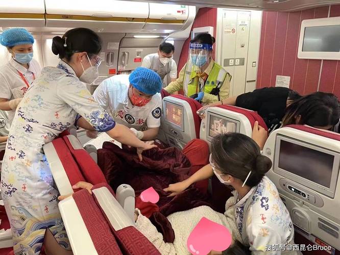 婴儿飞机哭闹 乘客空姐暖心相待
