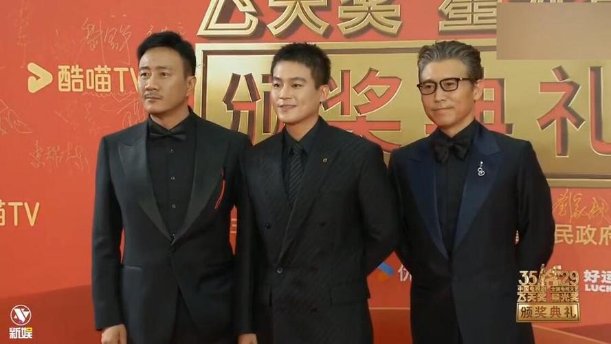 胡军李乃文架着欧豪走红毯
