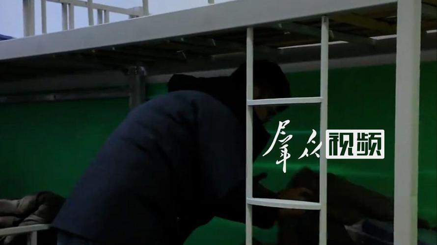 人民网评游客被安置到学生宿舍