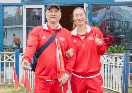 郑钦文中网夺冠后调皮摘爸爸帽子